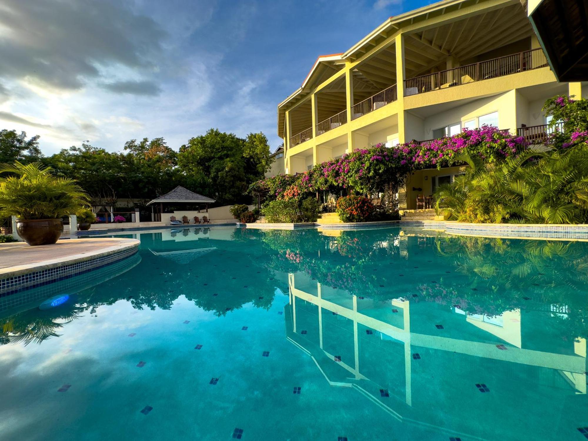 Calabash Cove Resort And Spa - Adults Only โกรส อิส์ลีต ภายนอก รูปภาพ